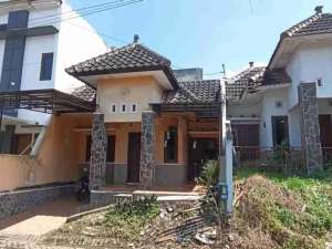 Rumah Area Bunga Bunga Suhat Dekat Kampus UB lokasi di Malang Kota, tersedia melalui melalui situs Olx