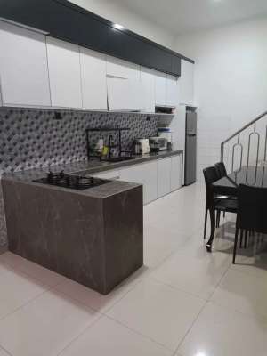 RUMAH BAGUS 3.5 LANTAI JELAMBAR lokasi di Jakarta Barat, tersedia melalui melalui situs Olx