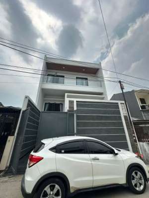Rumah bagus, 3.5 lantai, rooftop Bojong Indah lokasi di Jakarta Barat, tersedia melalui melalui situs Olx