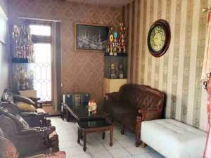 Rumah Bagus Halaman Luas strategis Tengah Kota Karanganyar lokasi di Karanganyar Kab., tersedia melalui melalui situs Olx