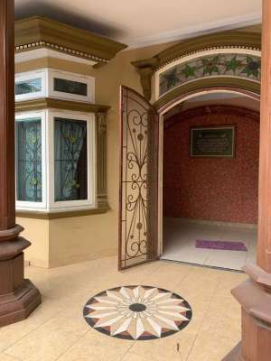 Rumah Bagus Nyaman di Perumahan Eramas 2000, Jakarta Timur lokasi di Bekasi Kota, tersedia melalui melalui situs Olx