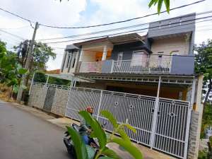 RUMAH BAGUS TERAWAT 2 LANTAI STRATEGIS DEKAT TOL DI CILEUNYI BANDUNG lokasi di Bandung Kab., tersedia melalui melalui situs Olx