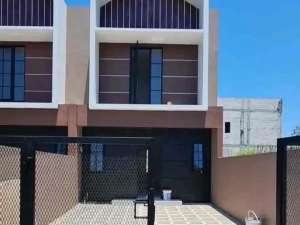 rumah baru 2lt tanah luas 900jt an Sby Timur lokasi di Surabaya Kota, tersedia melalui melalui situs Olx