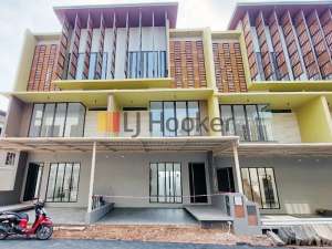 Rumah Baru 3 Lantai Hadap Timur Di Perum The Icon Central lokasi di Batam Kota, tersedia melalui melalui situs Olx