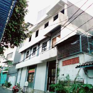 RUMAH BARU 3,5 LANTAI MODEL MINIMALIS LOKASI TANAH SEREAL JAK BAR lokasi di Jakarta Barat, tersedia melalui melalui situs Olx