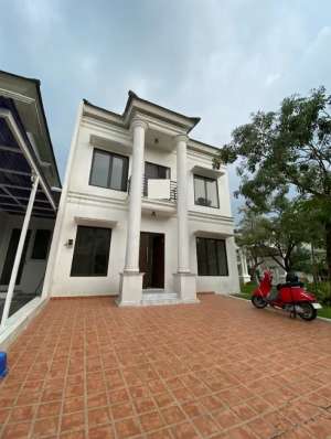 RUMAH BARU AMERICAN CLASSIC di Pinewood Banjar Wijaya lokasi di Tangerang Kota, tersedia melalui melalui situs Olx