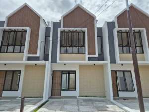 RUMAH BARU CANTIK DALAM CLUSTER SEBELAH GREEN LAKE CITY DURI KOSAMBI lokasi di Jakarta Barat, tersedia melalui melalui situs Olx