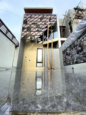 Rumah Baru Unik Pinggir Jl Utama Bonus Furnish lokasi di Sukoharjo Kab., tersedia melalui melalui situs Olx