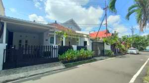 Rumah besar asri aman di perumahan lokasi di Malang Kota, tersedia melalui melalui situs Olx