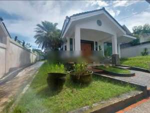 RUMAH BESAR DENGAN HALAMAN YANG CUKUP LUAS LOKASI TENGAH KOTA lokasi di Balikpapan Kota, tersedia melalui melalui situs Olx