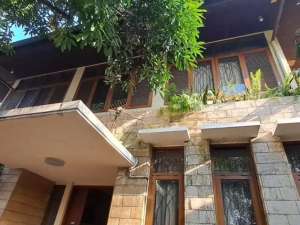 Rumah Besar Hoek daerah Buah Batu Turangga lokasi di Bandung Kota, tersedia melalui melalui situs Olx