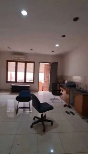 Rumah besar Pluit pinggir jalan besar,cocok utk usaha lokasi di Jakarta Utara, tersedia melalui melalui situs Olx