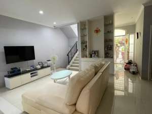 Rumah BGM PIK Full Furnish DISEWA Ukuran 8x15 Siap Huni lokasi di Jakarta Utara, tersedia melalui melalui situs Olx