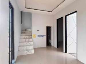 RUMAH CANTIK 2 LANTAI DI MOJOSARI lokasi di Mojokerto Kab., tersedia melalui melalui situs Olx