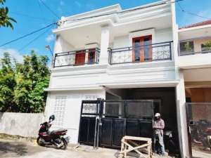 Rumah Cantik 2 Lt Finishing Letak Strategis lokasi di Surakarta Kota, tersedia melalui melalui situs Olx