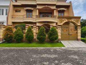 Rumah Cantik Villa Royal Pakuwon City lokasi di Surabaya Kota, tersedia melalui melalui situs Olx