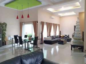 Rumah Cluster Mewah 450m2 Dalam Perum Elite, Baturan, Solo lokasi di Surakarta Kota, tersedia melalui melalui situs Olx