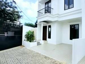 rumah cluster one gate sistem, lokasi dekat tol dan stasiun lrt jatibening lokasi di Bekasi Kota, tersedia melalui melalui situs Olx