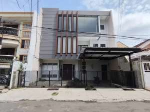 Rumah Dharmahusada Indah Timur Dekat Galaxy Mall Ex Kantor lokasi di Surabaya Kota, tersedia melalui melalui situs Olx