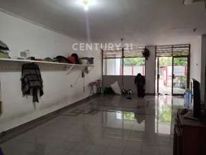 RUMAH DI DALAM KOMPLEK DI JOHAR BARU BEBAS BANJIR lokasi di Jakarta Pusat, tersedia melalui melalui situs Olx