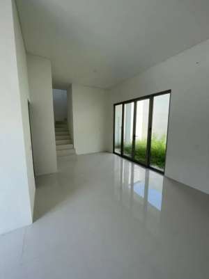 Rumah Greenland Cluster Wisteria Minimalis Kondisi Kosongan lokasi di Surabaya Kota, tersedia melalui melalui situs Olx