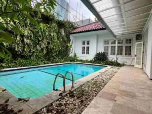 rumah kebayoran baru lokasi tenang tidak ramai lokasi di Jakarta Selatan, tersedia melalui melalui situs Olx