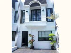 Rumah Klasik 5 menit ke Tol jagorawi dan 15 menit ke LRT Cibubur lokasi di Jakarta Timur, tersedia melalui melalui situs Olx