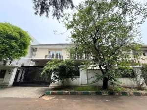 Rumah Klasik dan Strategis di Patal Senayan Dalam Cluster lokasi di Jakarta Selatan, tersedia melalui melalui situs Olx