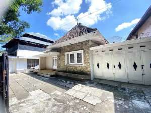 Rumah KLASIK Halaman Luas di Kawasan Bisnis Kota Solo lokasi di Surakarta Kota, tersedia melalui melalui situs Olx