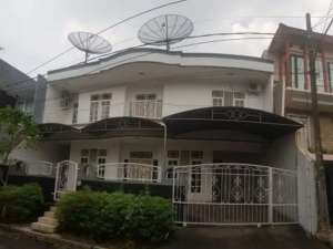 rumah klasik terawat siap pakai lokasi di Jakarta Timur, tersedia melalui melalui situs Olx