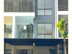 RUMAH KONSEP TOWNHOUSE GRAHA NATURA CLUSTER GARDENVILLE SURABAYA lokasi di Surabaya Kota, tersedia melalui melalui situs Olx