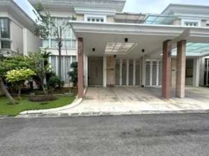 Rumah LA RIZ GOLF PAKUWON INDAH Surabaya Barat lokasi di Surabaya Kota, tersedia melalui melalui situs Olx