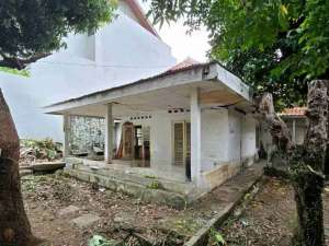 Rumah Lama Butuh Renovasi Di AreaWolter Monginsidi Kebayoran Baru lokasi di Jakarta Selatan, tersedia melalui melalui situs Olx