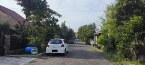 RUMAH LAMA GAYUNGSARI SELANGKAH ke RAYA GAYUNGSARI. DEKAT AL AKBAR,TOL lokasi di Surabaya Kota, tersedia melalui melalui situs Olx