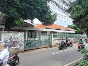 Rumah lama hitung tanah lebar 38 tepi jalan utama dekat binus syahdan jakarta barat lokasi di Jakarta Barat, tersedia melalui melalui situs Olx