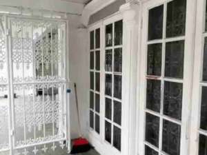 rumah lama perlu renovasi lokasi strategis dekat area kulineran dan jl raya cempaka putih lokasi di Jakarta Pusat, tersedia melalui melalui situs Olx