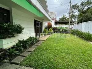 Rumah Luas 305m Lebar Muka 15m di Turangga Lengkong - Taman Depan Belakang lokasi di Bandung Kota, tersedia melalui melalui situs Olx