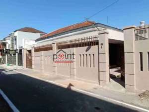 Rumah Luas Bagus Terawat Siap Huni untuk. Kantor atau R. Usaha Dekat Jalan Raya lokasi di Surakarta Kota, tersedia melalui melalui situs Olx