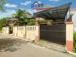 Rumah luas dan bagus masih terawat di perumahan Baturan lokasi di Karanganyar Kab., tersedia melalui melalui situs Olx