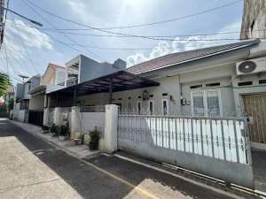 Rumah Luas Plus Kamar Kost di Lantai 2 Tebet Barat Jakarta lokasi di Jakarta Selatan, tersedia melalui melalui situs Olx