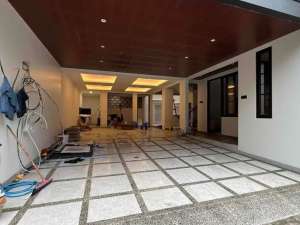 Rumah Mewah 3 Lantai Classic Modern Harga Terjangkau di Kebagusan, Jakarta Selatan lokasi di Surabaya Kota, tersedia melalui melalui situs Olx