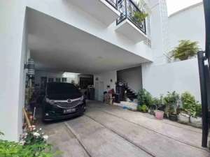 Rumah Mewah 3 Lantai Pejaten Barat Jl Siaga LT 134 LB 400 SHM Bebas Banjir lokasi di Jakarta Selatan, tersedia melalui melalui situs Olx