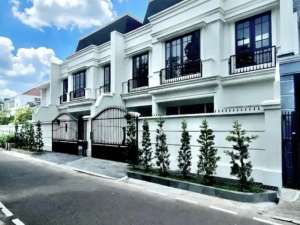 rumah mewah 3 lantai siap huni di cempaka putih tengah lokasi di Jakarta Pusat, tersedia melalui melalui situs Olx