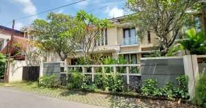 RUMAH MEWAH 358m2 FULL FURNISH DAERAH MANAHAN, SURAKARTA. lokasi di Surakarta Kota, tersedia melalui melalui situs Olx