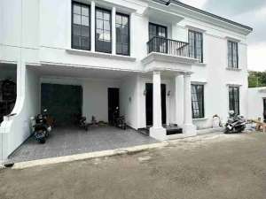 RUMAH MEWAH BERGAYA AMERICAN CLASSIC DI DALAM CLUSTER EKSKLUSIFCIPAYUNG, JAKARTA TIMUR lokasi di Jakarta Timur, tersedia melalui melalui situs Olx