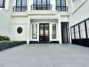 rumah mewah bergaya eropa, lokasi di jl cempaka putih tengah lokasi di Jakarta Pusat, tersedia melalui melalui situs Olx