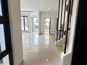 Rumah Mewah Dalam Cluster Di Maguwoharjo lokasi di Sleman Kab., tersedia melalui melalui situs Olx