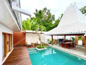 rumah mewah dengan kolam renang jalan Wates KM 8 balecatur lokasi di Sleman Kab., tersedia melalui melalui situs Olx