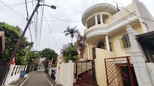 RUMAH MEWAH FULL FURNISH DENGAN SWIMMING POOL DI PENJOMPONGAN, BENHIL, lokasi di Jakarta Pusat, tersedia melalui melalui situs Olx