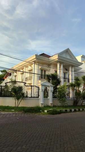 RUMAH MEWAH GAYUNGSARI DILENGKAPI KOLAM RENANG DKT DENGAN MASJID AGUNG lokasi di Surabaya Kota, tersedia melalui melalui situs Olx